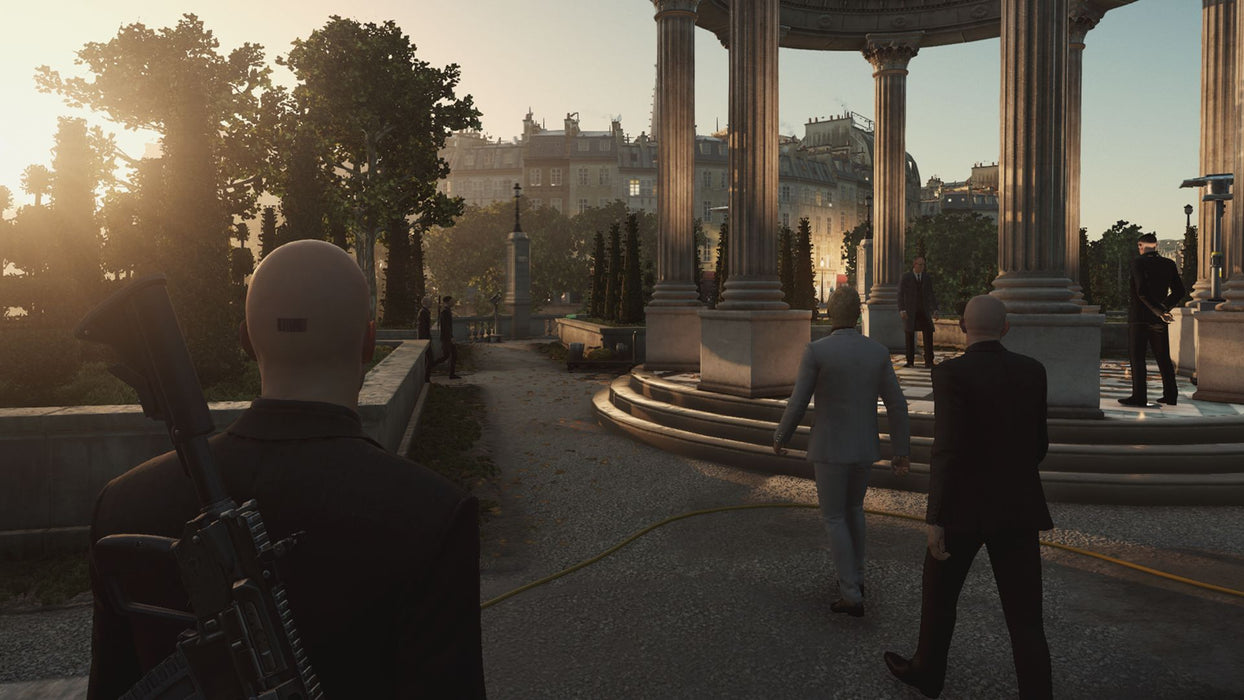 Hitman 3 - Agent 47 walking with a weapon on his back