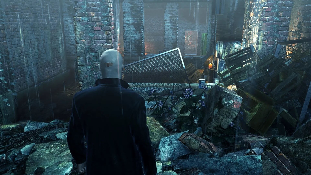 Hitman: Absolution - Agent 47 on a building's backlot